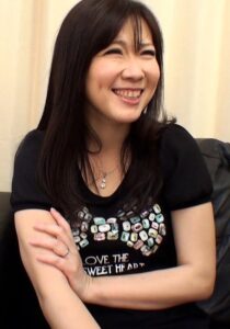 街行く奥様を誘ってAV鑑賞!性欲旺盛剛毛奥様の淫乱中出しSEX!